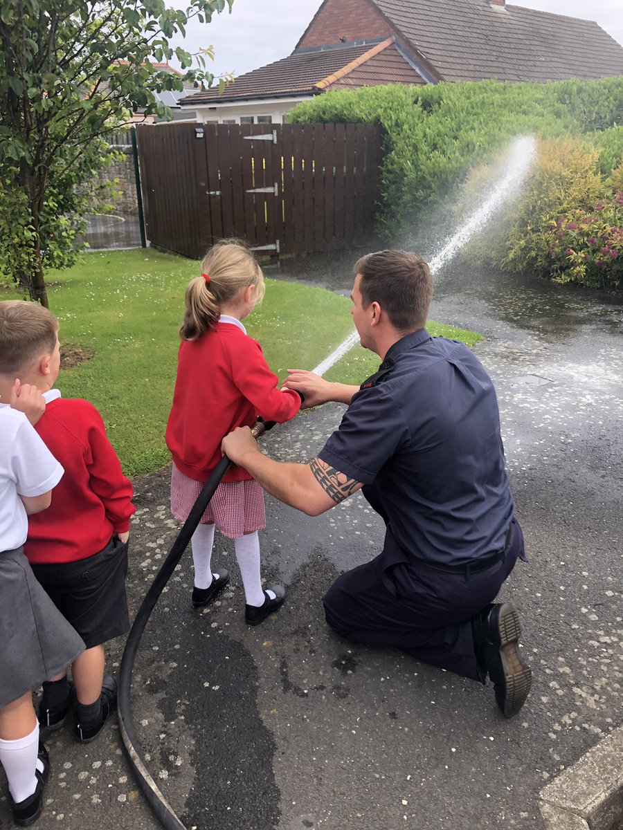 NLandFRS_PO's tweet photo. #BackToTheShift 6/12 with @NlandFRS #BerwickRed. Call to support @fire_scot 1st thing then ๐๐ผsafety talk and some ๐ฆfun at a local school. More good impโ ideas from staff and a brief about HMICFRS report. Lovely ๐day for out duties so obligatory ๐ฆfrom CFO ๐#ThanksForHosting https://t.co/ujnPCm5ig0