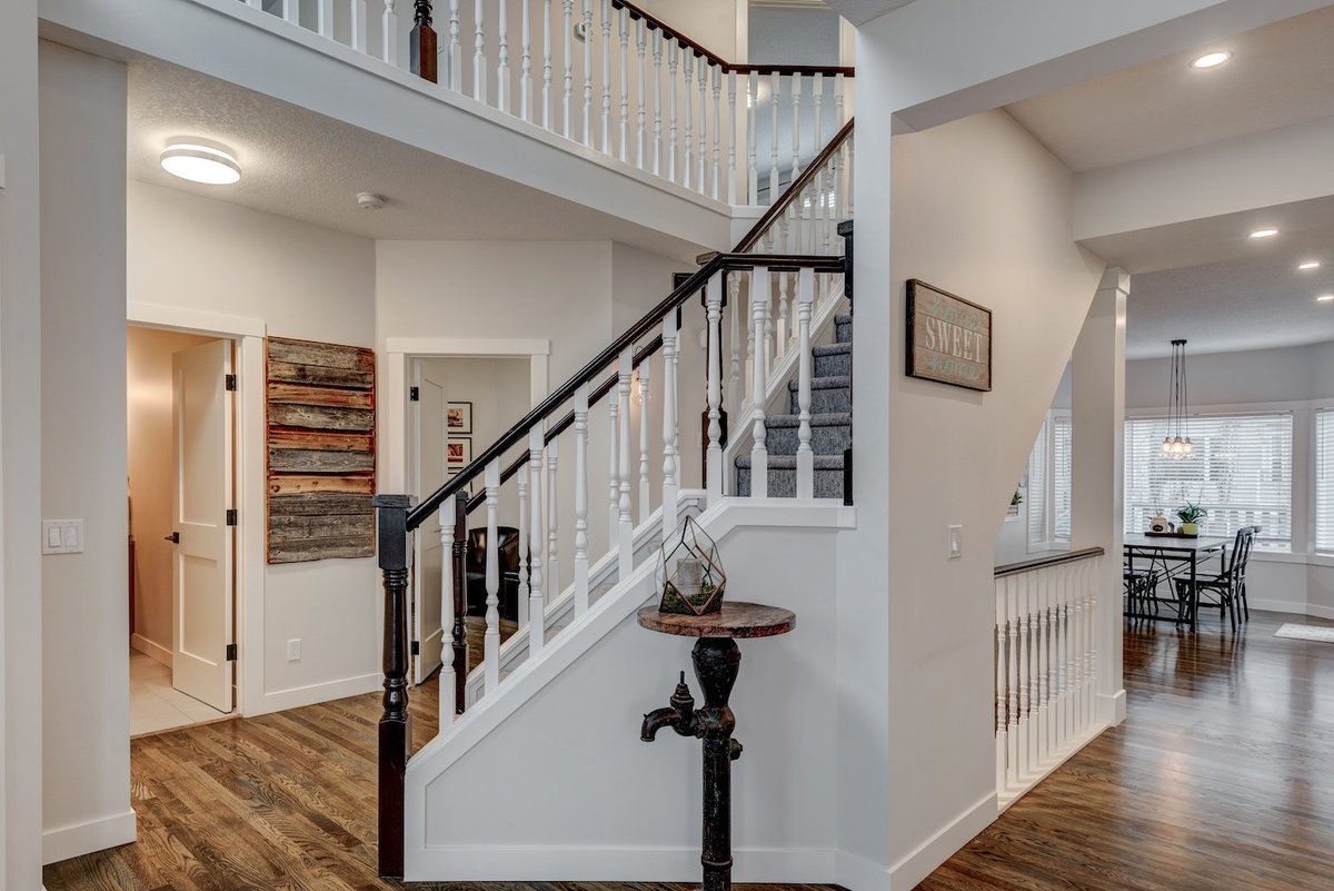EdraPro_'s tweet image. What does the entrance of your home say? This home entrance features the owners personality and warmth through accentuated wooden elements, a funky repurposed tap/table🚰, and plenty of natural &amp;amp; installed lighting.