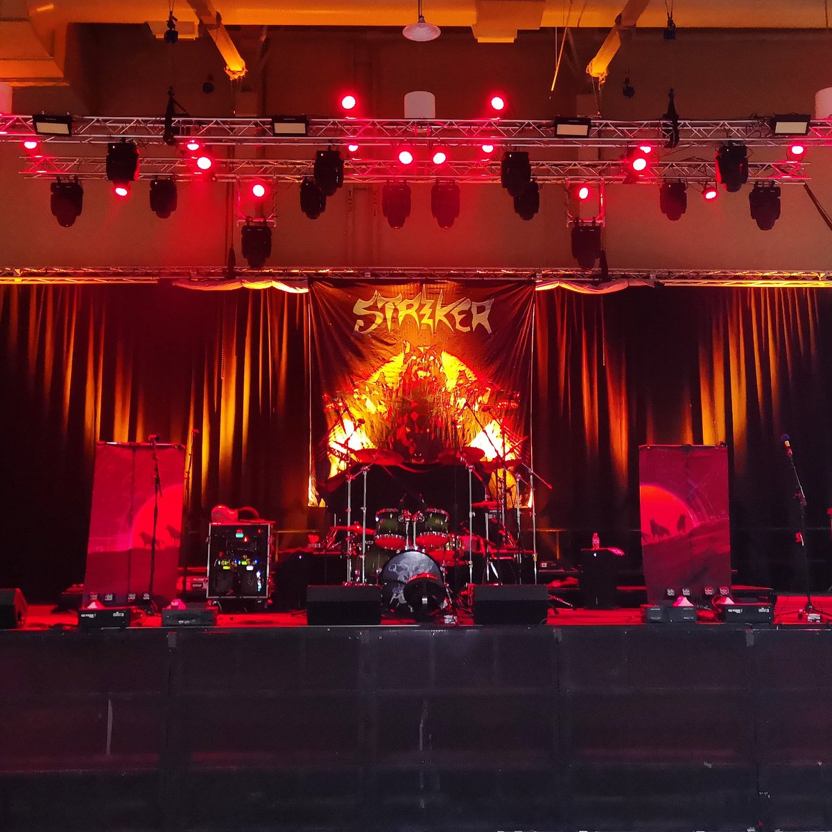 PeteKlassen's tweet photo. Steel Panther/Striker カナディアンツアーが昨日終了となりました！
最高のヘビーメタル大冒険をありがとうございました！これからも沢山SHREDしまーす！！🤘😝🤘#steelpanther #striker #sunsetstriplive #summerofshred #YOLO #Bassist https://t.co/Urwki86Ig0