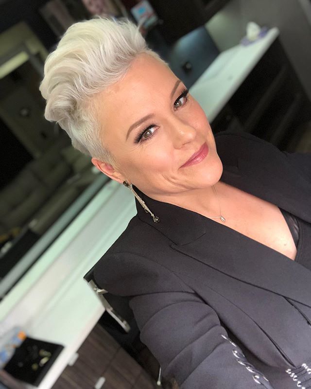 celisemccarthy's tweet image. @alexandermcqueen from @mandiline and flawless #makeup by @leahehman and @bh90210 make for one #happyactress #actress🎬 #actresslife #bh90210 #beverlyhills90210 #90210  #emilyvalentine #backinthesaddle #gratitude #alexandermcqueen ift.tt/2Lm6jNJ