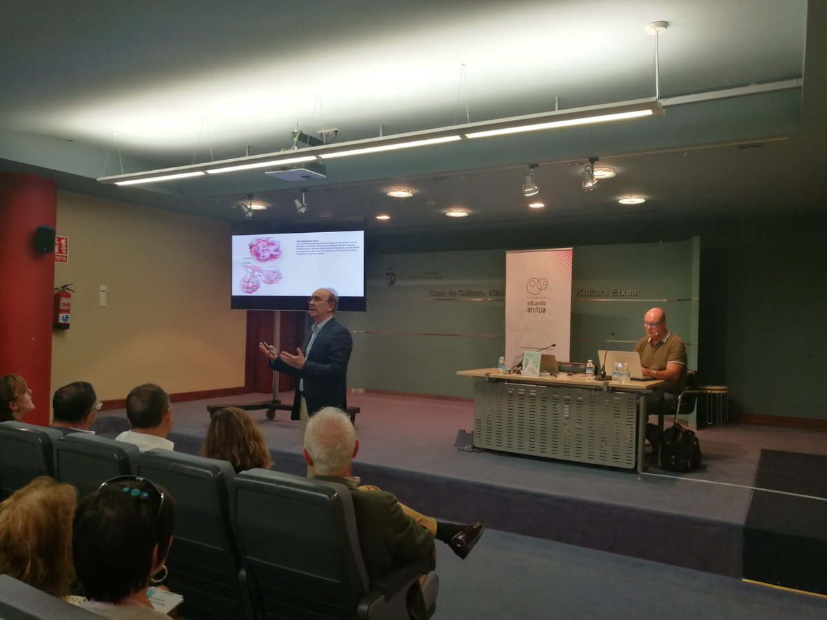 BTIBiotech's tweet photo. Comienza la presentación del libro: “Aprendiendo a respirar mejor". El neumólogo Joaquín Durán introduce al Dr. Eduardo Anitua, autor del libro. #TeamworkEditorial #lectura #BooksToSpreadScience #AprendiendoARespirar https://t.co/QLde80HDdp