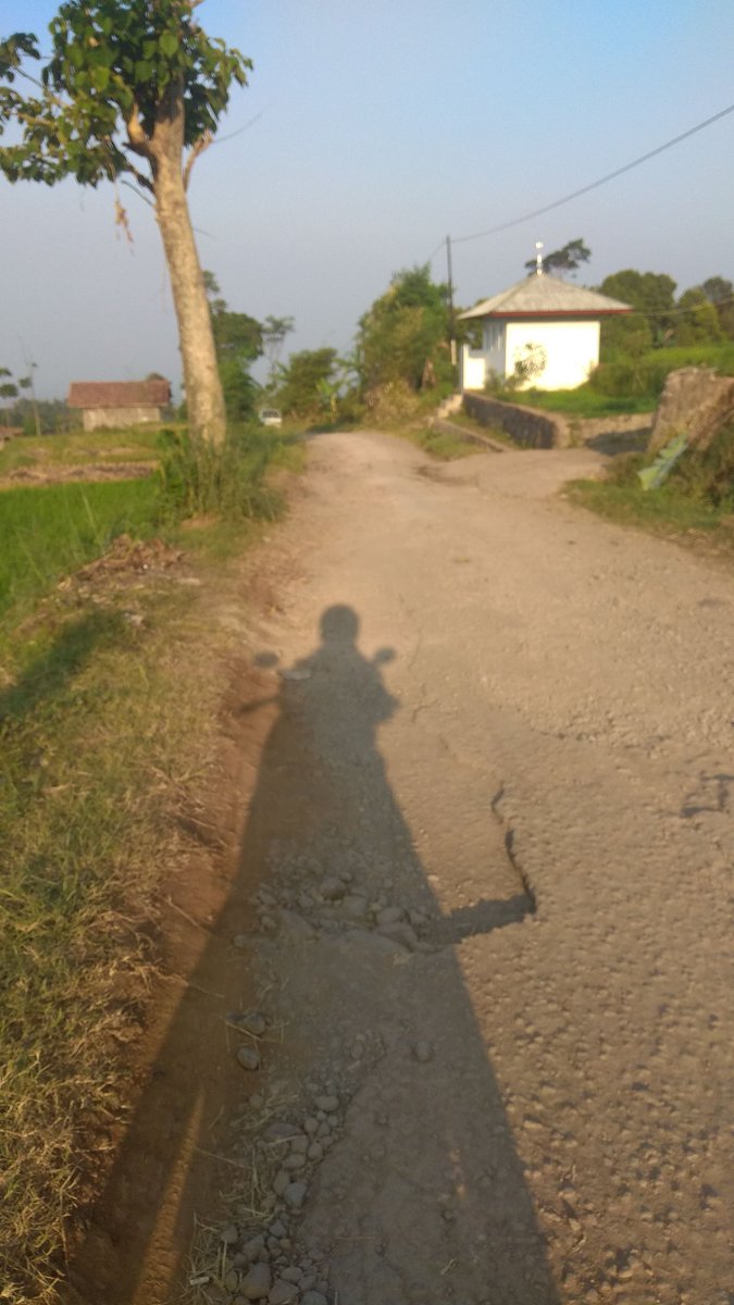 Jl. Jengung-koleberes sampai Salahuni kondisi jalan belum ada perbaikan, sangat jelek tanah dan batu yg tersisa utk pak presiden <a href="/jokowi/">Joko Widodo</a> khusus nya pemerintah kabupaten <a href="/beritacianjur/">BERITA CIANJUR</a> <a href="/Cianjur_ID/">Cianjur Indonesia</a> tolong cek untuk jajarannya segera direalisasikan <a href="/cianjur/">bob harden</a>