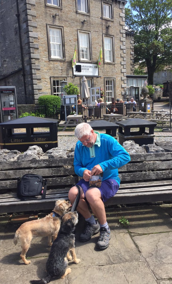 Evening pals from sunny Yorkshire. Visited Skipton castle n tomorrow wez goin on a canal boat. Welaxin bac at camp👋now. Oh n dad tuk uz for a beer🤣n we got sossidjs 👍
