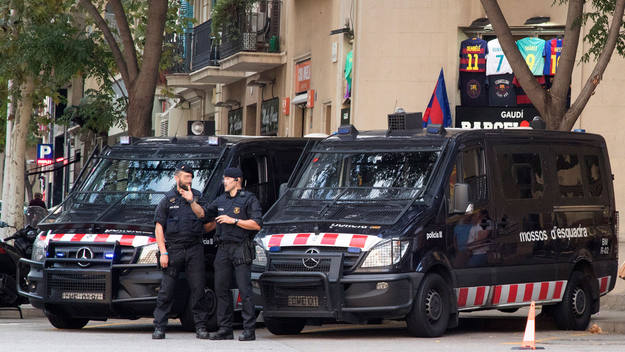 GcPeriodico's tweet photo. ÚLTIMA HORA‼️Encontronazo en Barcelona entre dos grupos manifestantes, uno a favor de la paz y otros a favor de la guerra, en este encuentro ha habido 35 heridos y ha tenido que intervenir los Mozos de Escuadra https://t.co/cMPaJVEudP