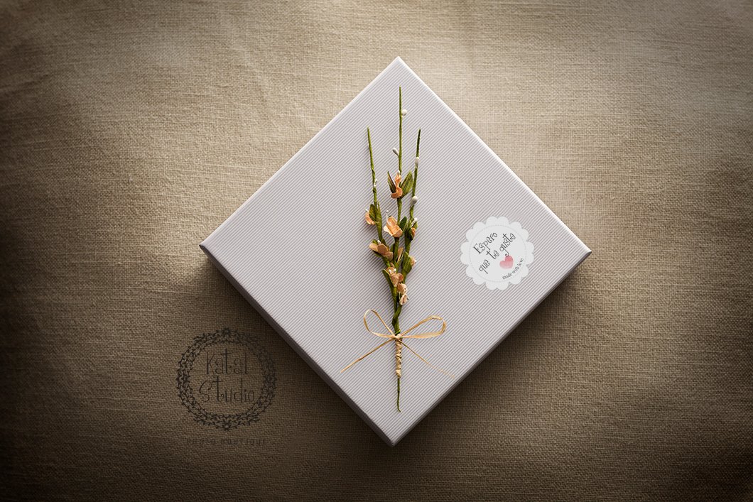 KatalStudio's tweet photo. Un bautizo, el nacimiento de un bebé, una fecha importante... Cualquier momento es especial para regalar una sesión de fotos. 
👉Entra en este enlace y descubre nuestras cajitas regalo: https://t.co/WVNzGtTja7 https://t.co/Hw97IQyPOR
