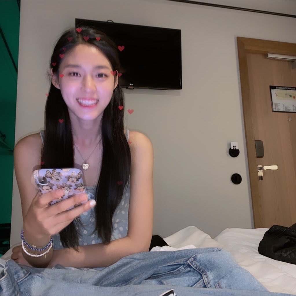seolhyunpics's tweet photo. got me feeling 🥰 https://t.co/5LzjID2maA