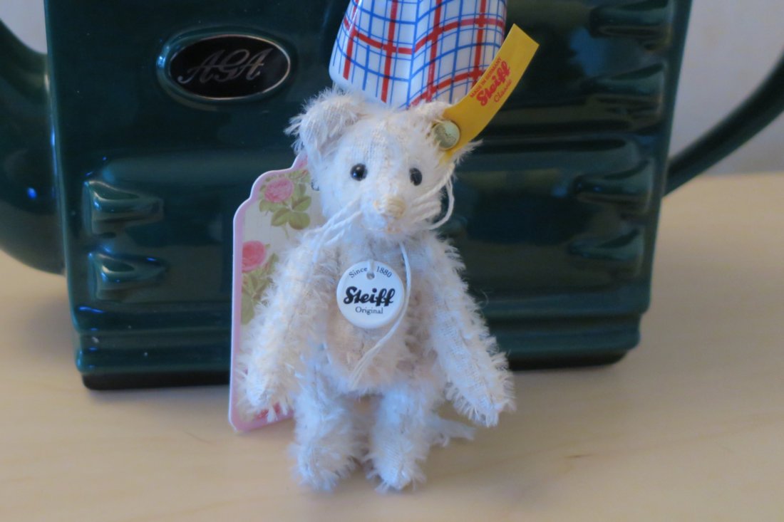 A new little Steiff mouse called Maus has come to the Hilltop all the way from Berlin! We are very happy to know him. 
#FurryTails