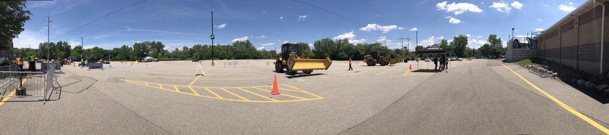 SnowBusinessmag's tweet photo. We’re moving big metal around! #SIMAshow https://t.co/EHOYpRESBs