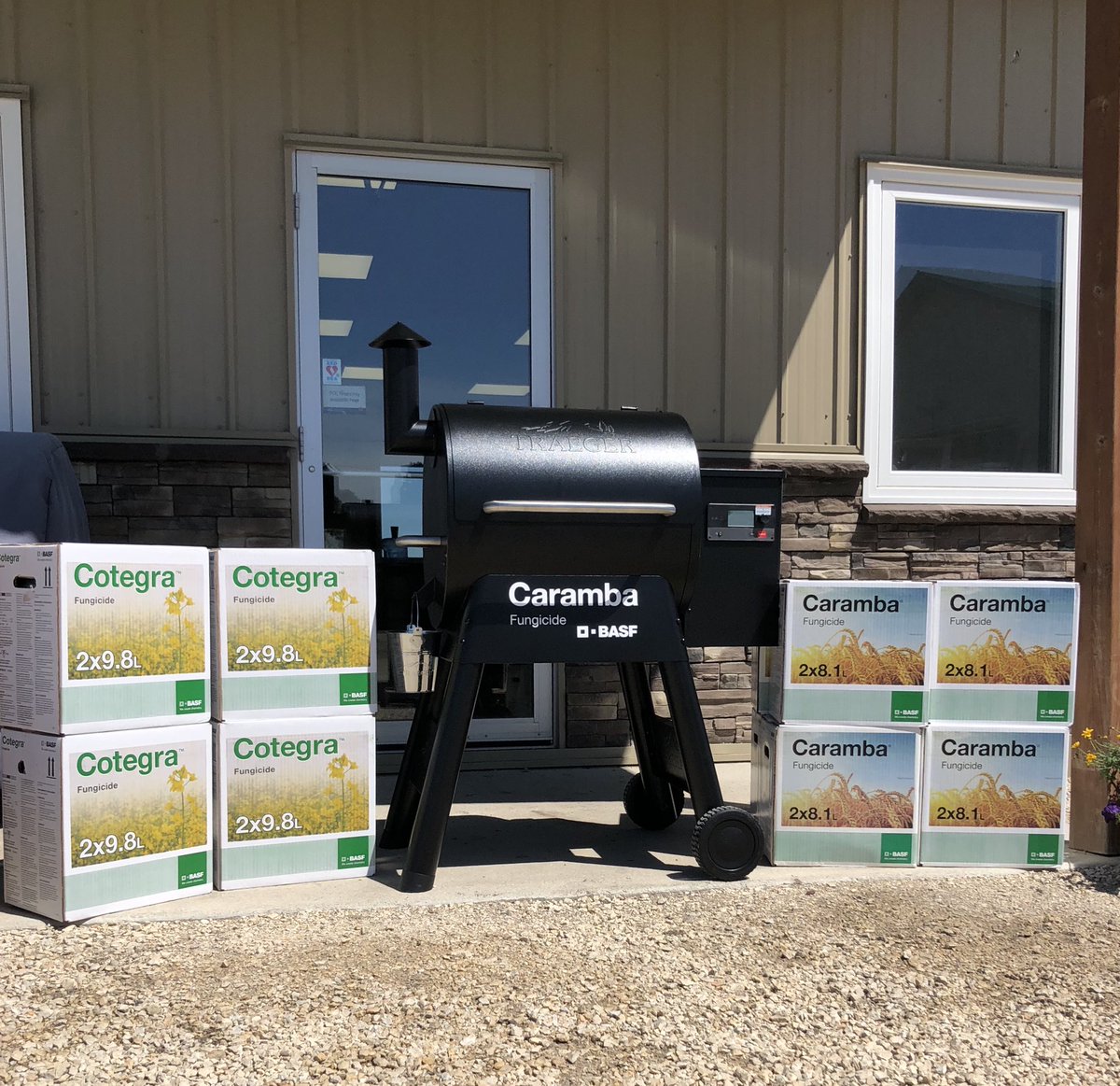 Shoutout to <a href="/BASFAgSolutions/">BASF Agricultural Solutions Canada</a> <a href="/Lynn_VanD/">Lynn Van De Spiegle</a> <a href="/OldManDangles/">Garrett Darby</a>! We appreciate your support as our fungicide season begins! #thissmokercouldbeyours #askushow