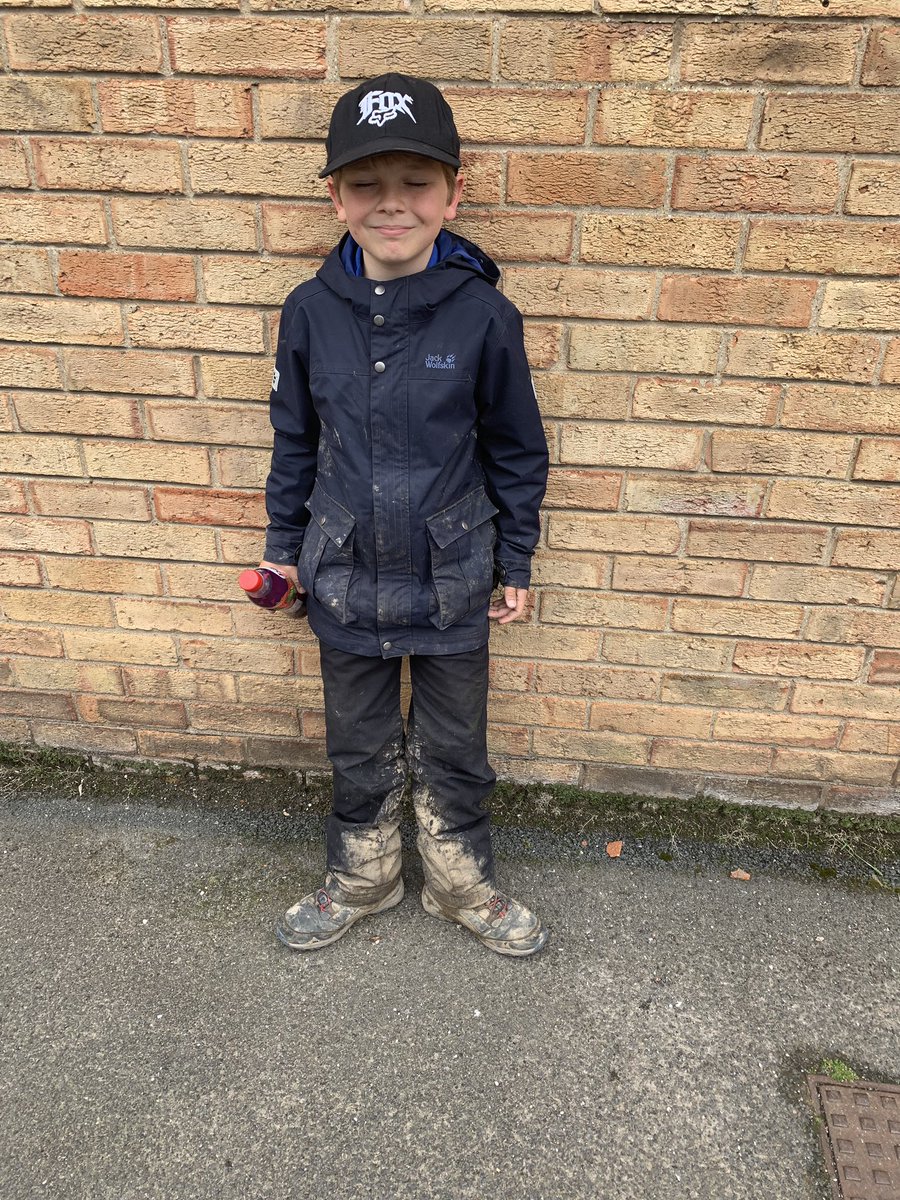 Theo had great but muddy time going to see year 5/6 camping @ sledmere today <a href="/thairapyfiley/">helen</a> @ScarboroughCol1 #fun#building #future #outdoors