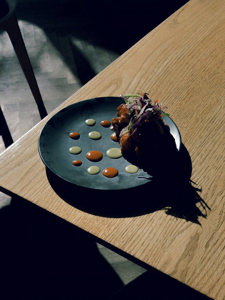 Light (example)نقدر نفهم كيف الإضاءة تأثر وتعطي الصورة جو من هالمثالين:١- الصورة الأولى الشمس منعكسة من النافذه وجاية ناعمة لأنه النوافذ تعمل كـ Soft Box وتصبح ناعمة٢- الصورة الثانية مأخوذه العصر والشمس مباشرة بدون غيوم فتعطي ظل حاد و قوي لأنه مافي شي يعكس الضوء على الظل