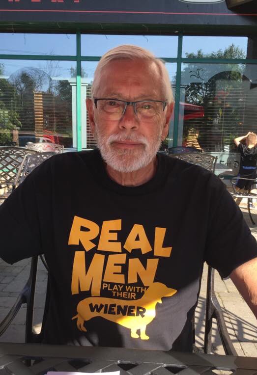 My Pops wearing his favorited t-shirt 👕do youz guys like it? #dachshundsofTwitter #Dachshund #bestshirt #SausageDog #SausageArmy #otlfp hahahahaha 😎🤣😂😅