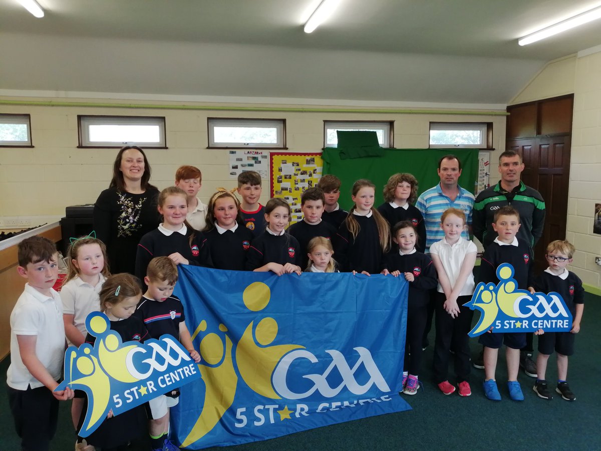 DavidstownPS's tweet photo. Thank you to All Ireland Final ref James Owens and Aoife from @OfficialWexGAA for presenting us with our @gaa5star flag! #ActiveSchool &amp; to Tommy, Michael &amp;Mag for leading @Hurling365 https://t.co/sxqqYmNIJf