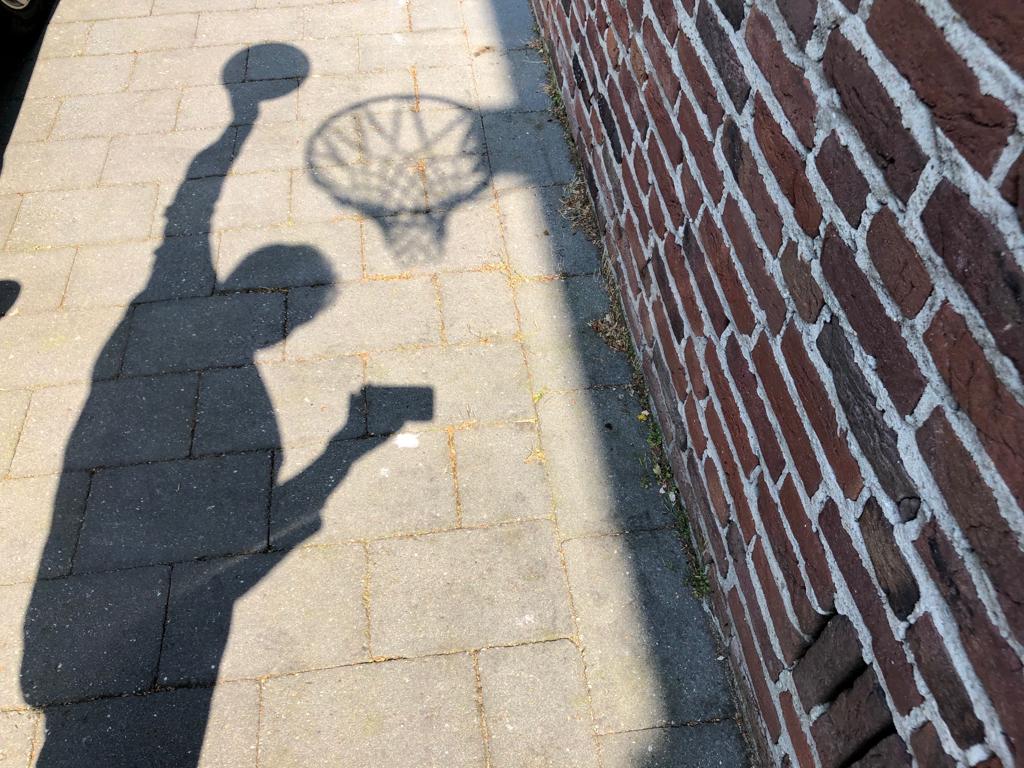 RickResarro's tweet photo. Playing basketball #shadowfie nog writing these days because of the very hot weather ... https://t.co/1yhPDiAzJx