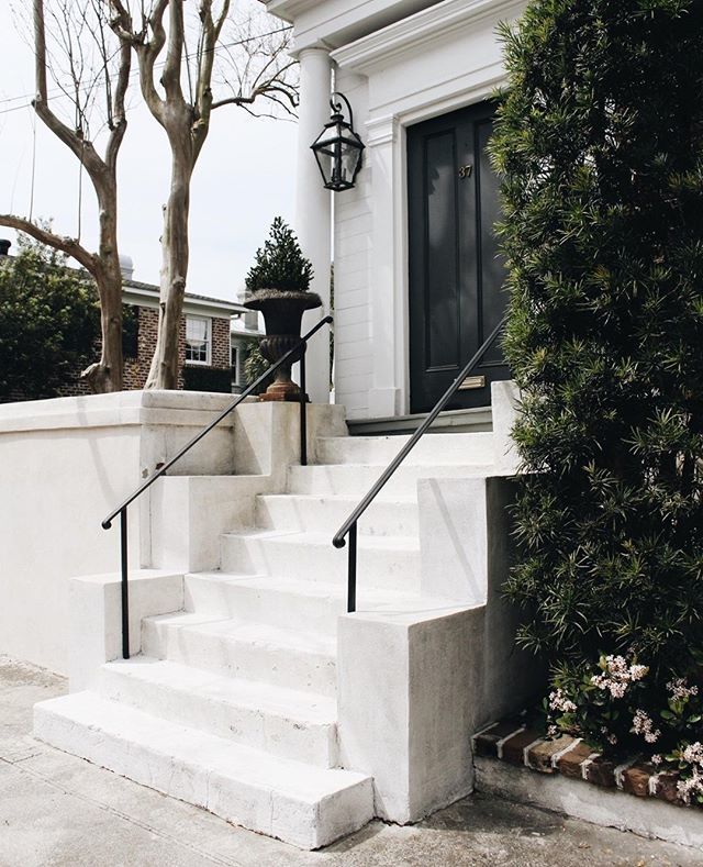 Neutral and slightly modern 

#abitofcharleston #charleston #explorecharleston #chs #chstoday #charlestoninspired #doorsofcharleston #whitehouse #exterior #southofbroad #cntraveler #goopgo #theeverygirl #traveloften #traveldeeper #slhomes #slpicks #pursuepretty #flashesofdelig…
