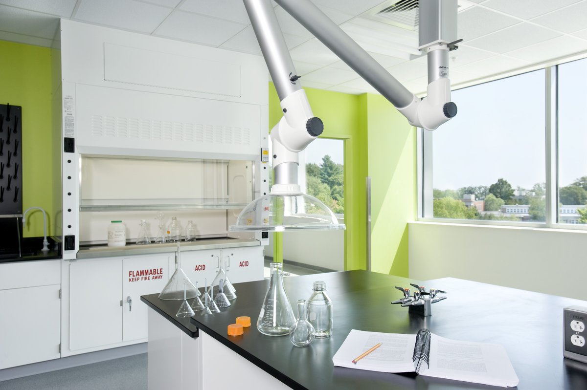 Students in the #STEM fields at <a href="/EndicottCollege/">Endicott College</a> spent the year conducting research in this state-of-the-art lab our team worked on with <a href="/TsoiKobus/">DLR Group | Tsoi Kobus Design</a>. The facility features prep space, dry and wet labs, and even a robotics lab. Photo Credit: Shelly Harrison