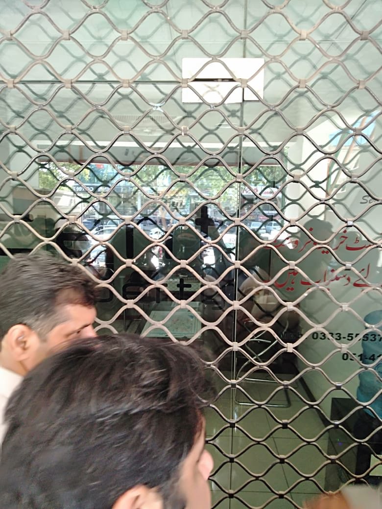 bilawalsaif's tweet photo. @dcislamabad 
ICT administration along with CDA teams sealed 3 units at I-8 Markaz for non-payment of Property tax, water and allied charges against the properties. https://t.co/2pMtQ4c9Ti