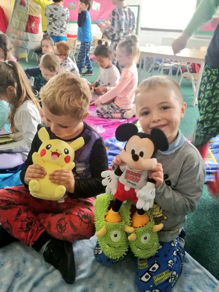 MsHynesSCMJ's tweet photo. Enjoying our pyjama day @scoilmhuirescmj on Tuesday! Wouldn't it be great if we could wear our pjs to school everyday😂 We shared our favourite stories with our classmates📚📔 #juniorinfants #ourlastweek #pyjamaparty #storytime #😴😴😴 https://t.co/vOSsNBLGRb