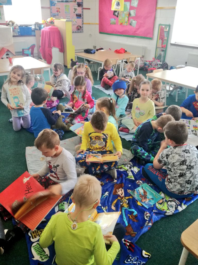MsHynesSCMJ's tweet photo. Enjoying our pyjama day @scoilmhuirescmj on Tuesday! Wouldn't it be great if we could wear our pjs to school everyday😂 We shared our favourite stories with our classmates📚📔 #juniorinfants #ourlastweek #pyjamaparty #storytime #😴😴😴 https://t.co/vOSsNBLGRb
