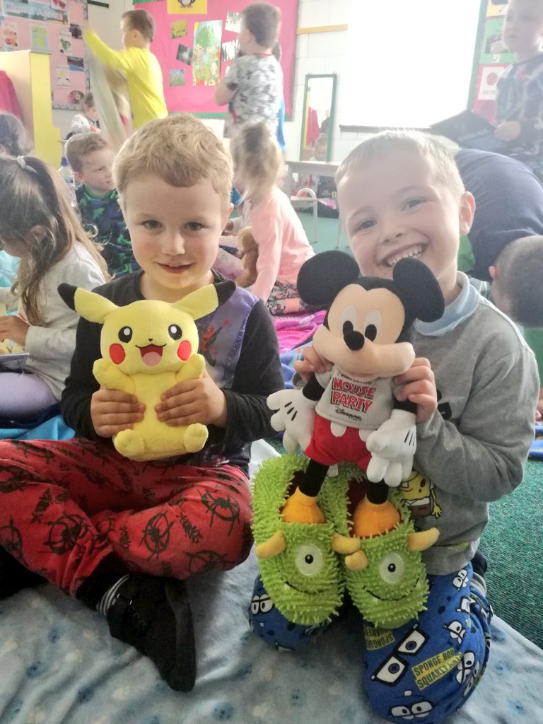 MsHynesSCMJ's tweet photo. Enjoying our pyjama day @scoilmhuirescmj on Tuesday! Wouldn't it be great if we could wear our pjs to school everyday😂 We shared our favourite stories with our classmates📚📔 #juniorinfants #ourlastweek #pyjamaparty #storytime #😴😴😴 https://t.co/vOSsNBLGRb