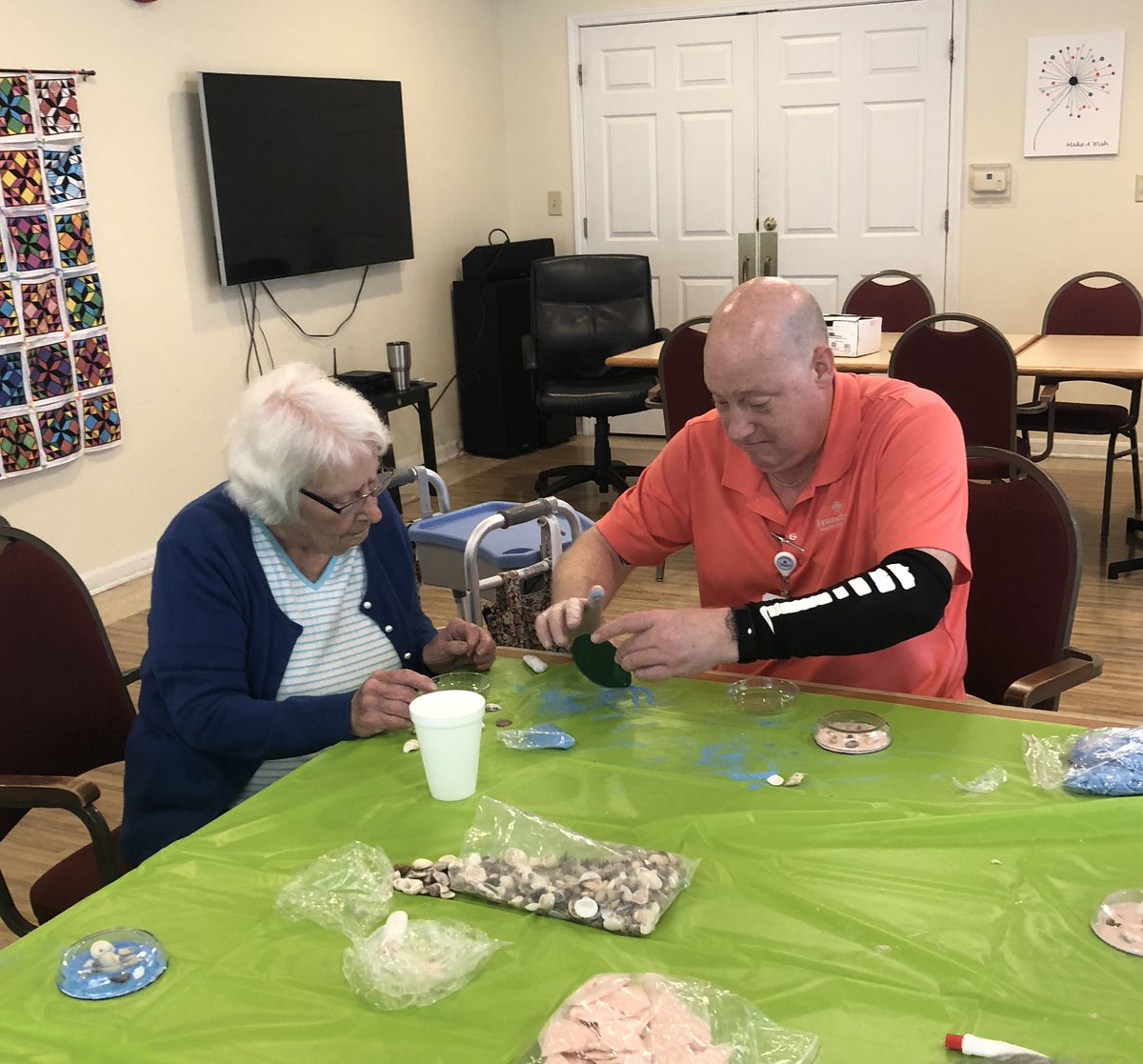 FranciscanHCC's tweet photo. Our Crafty Creators were busy this afternoon as they created beautiful seashell paperweights @FranciscanHCC! 🐚#CraftyCreators #FranciscanFun #TrilogyLiving https://t.co/at2VY0OQjV