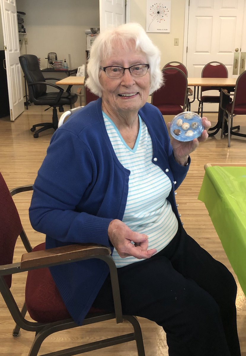 FranciscanHCC's tweet photo. Our Crafty Creators were busy this afternoon as they created beautiful seashell paperweights @FranciscanHCC! 🐚#CraftyCreators #FranciscanFun #TrilogyLiving https://t.co/at2VY0OQjV