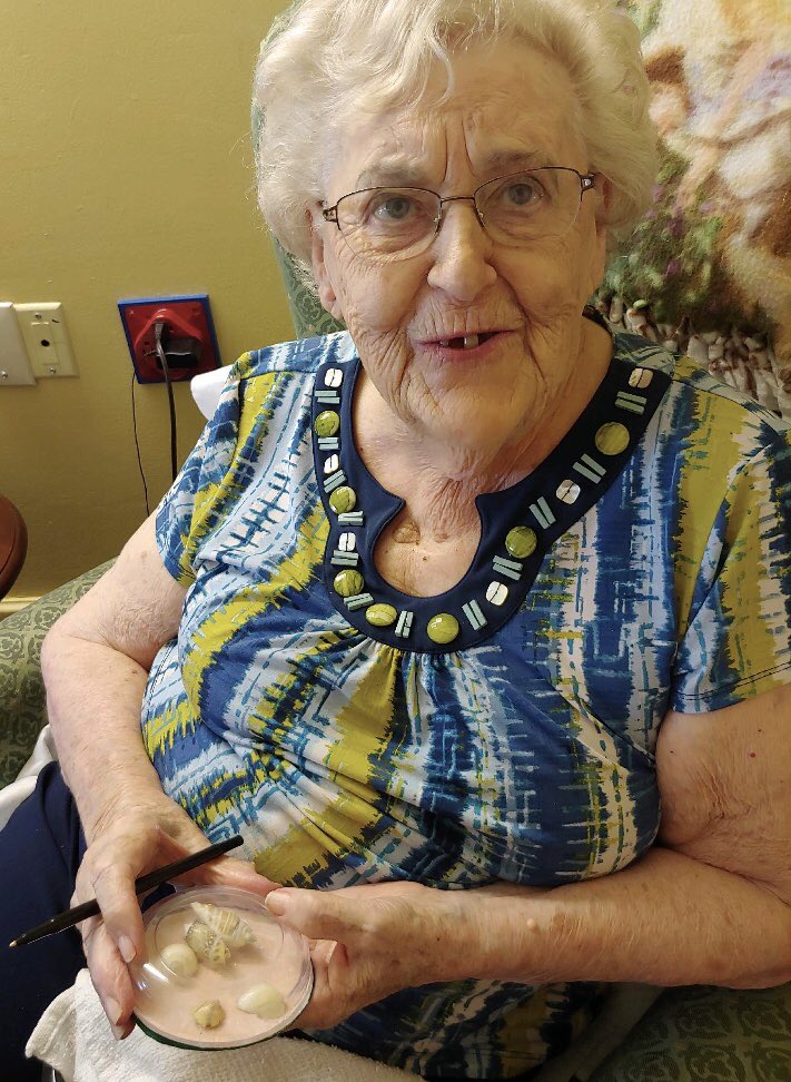 FranciscanHCC's tweet photo. Our Crafty Creators were busy this afternoon as they created beautiful seashell paperweights @FranciscanHCC! 🐚#CraftyCreators #FranciscanFun #TrilogyLiving https://t.co/at2VY0OQjV