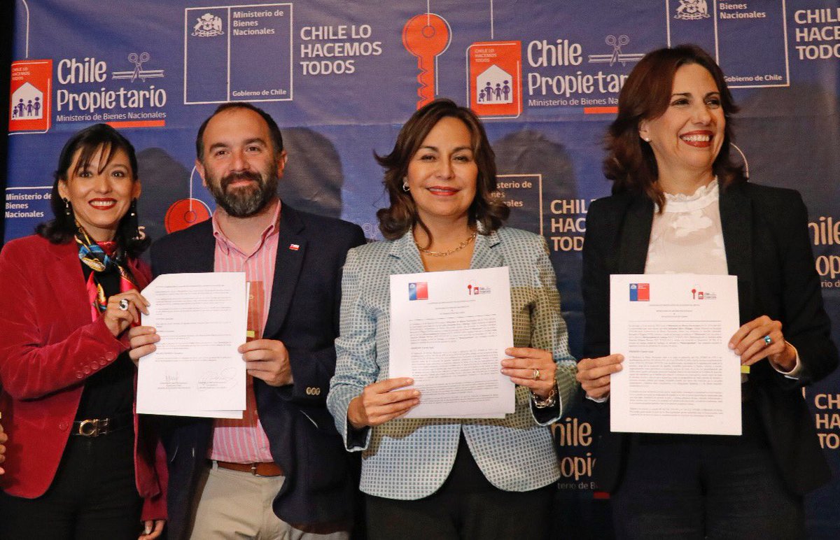 🛑Mediante la firma de convenios con municipios a lo largo de todo el país, #ChilePropietario 
facilita la tramitación del Título de Dominio a las personas. Infórmate en 👉bienesnacionales.cl. ✅#ChileEnMarcha 
<a href="/sebastianpinera/">Sebastian Piñera</a>  <a href="/ceciperez1/">Cecilia Pérez Jara</a>  <a href="/FelipeWard/">Felipe Ward</a> <a href="/GobiernodeChile/">Gobierno de Chile</a>
