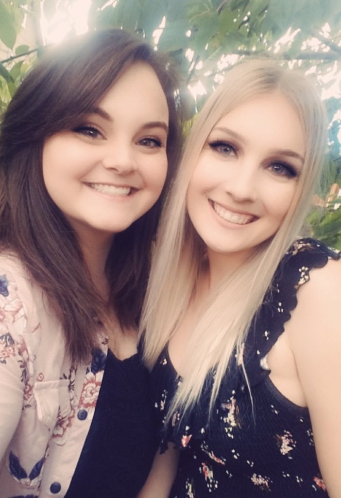 CudeCommaRaina's tweet photo. We actually got a picture this time! 📷 

I love you always ♡  #bestfriendswhoeattacos #WA https://t.co/iV4toLoT0L