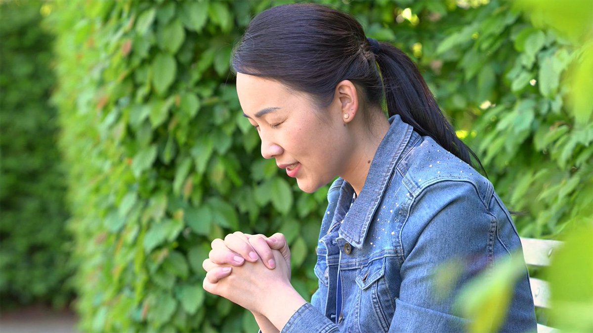 The busy work, complexed interpersonal relationships and occasional life trivia often make us exhausted. But we have to go forward under the pressure. The Bible say, “  “. In difficulites, don’t forget that the Lord is always with us and supports us with His great power.