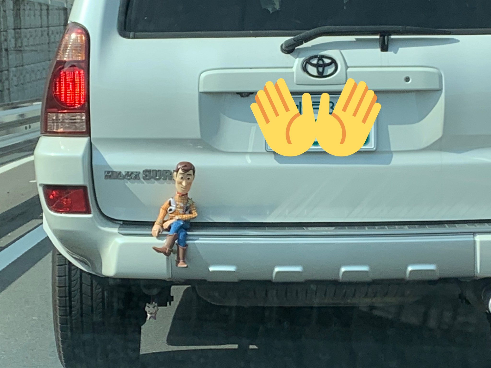 クレイ Ar Twitter 朝車で仕事行ってたらウッディが乗ってた トイストーリー見たいなー T Co Asmw57uws6 Twitter