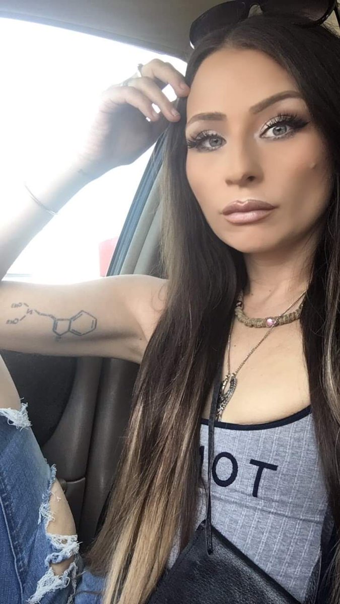 Tryshthedish1's tweet photo. Just got my new guy tang @BellamiHair 22 inch 230gram 1c/18 I think it looks great and blended well with my brown hair. New hair new stream and makeup is oh and my brand of lash@JeffreeStar @ColourPopCo @BenefitBeauty #twitch #twitchkitten #streamer #youtubber #polishgirl #makeup https://t.co/uxedNX9nlo