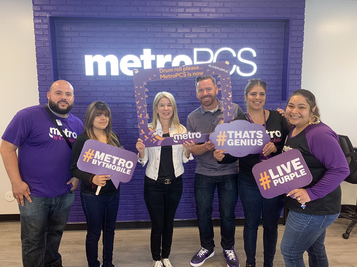 Thanks Team Santa Ana for a great visit with @TracyLangeMetro and thanks Tracy for visiting So Cal! #LivePurple #SWisBest #MetroByTmobile