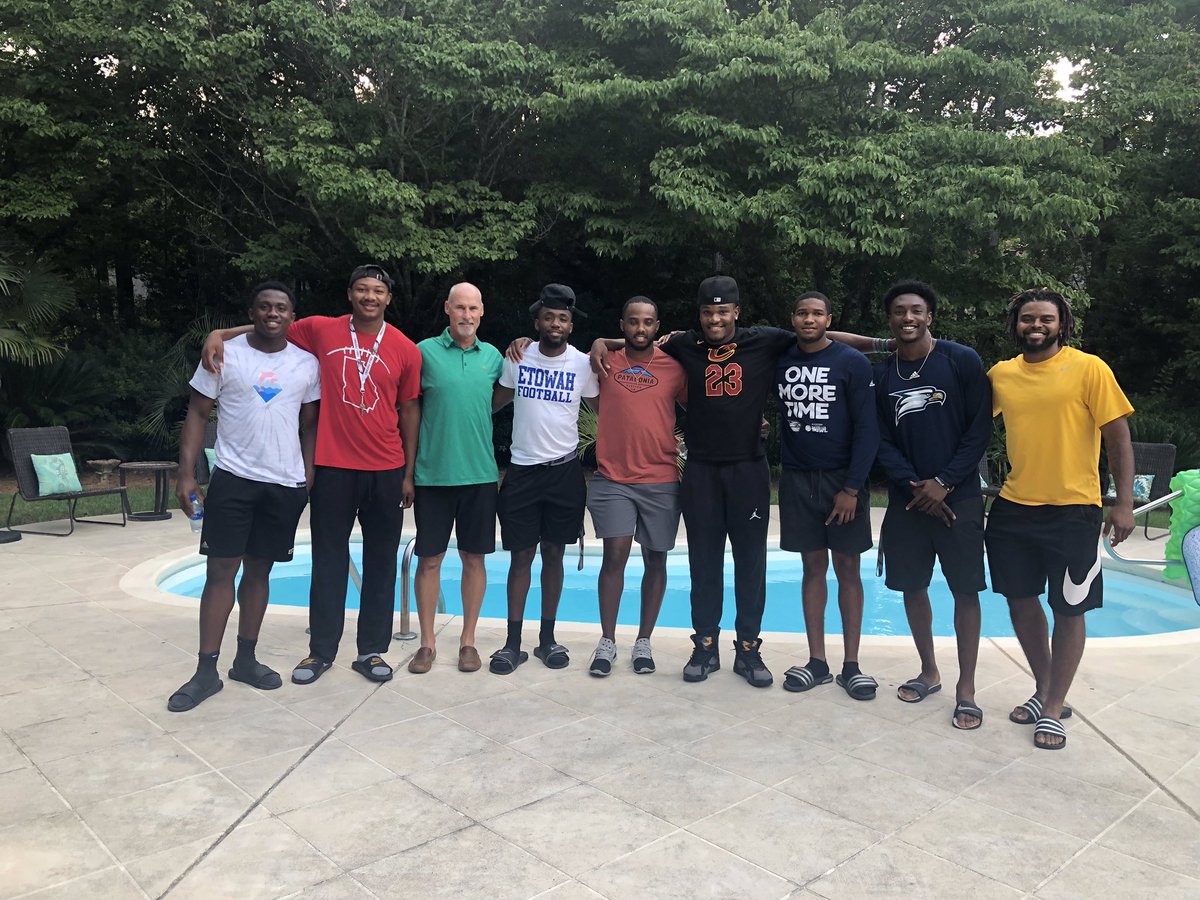 Coachdebesse5's tweet photo. Thank you to the GS QBs for joining Janet and I for dinner. They all brought a teammate and it made for an even more special evening! Love these guys.  #GSMan #GATA #GTG #TheBrotherhood https://t.co/NTV0w2G6gt