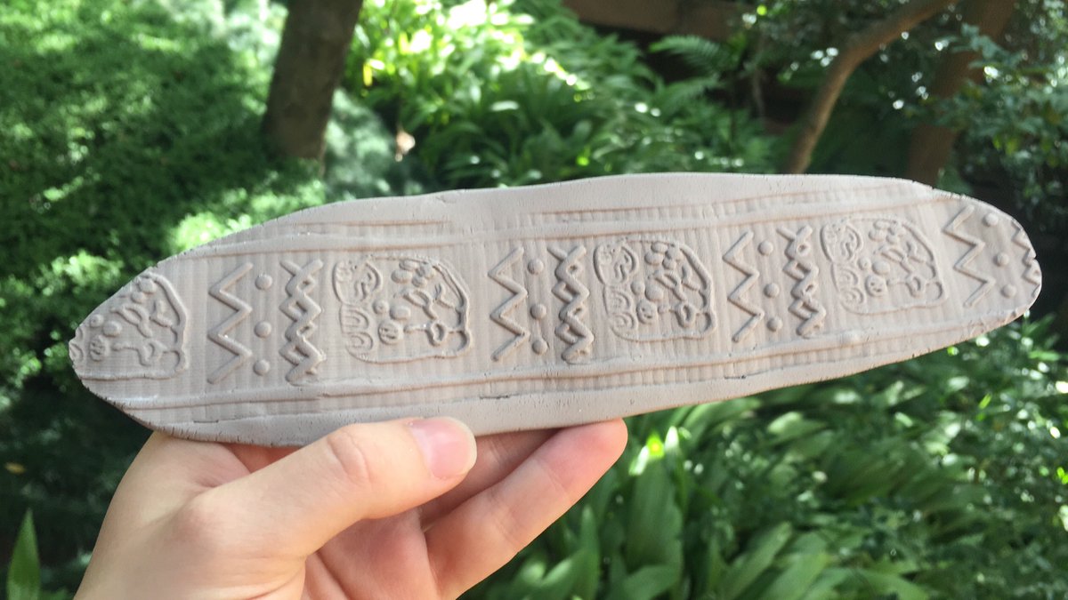 Sello tubular para el Museo Popol Vuh de <a href="/UFMedu/">UFM</a> diseñado por estudiante de Ingeniería Empresarial <a href="/FCEUFM/">FCE-UFM</a> Los Mayas empleaban sellos parecidos a estos para estampar objetos de barro y también para pintar en paredes, textiles o en el cuerpo.