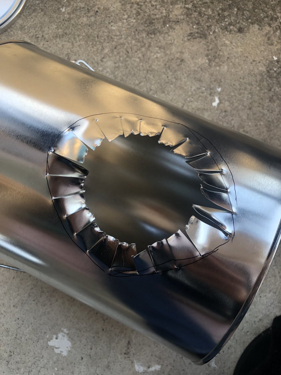 Ryo 片側だけ缶切りで蓋をかけたペンキ缶の側面に同じサイズのペンキ感が差し込めるように穴を開けます 焦らず 少しずつ 手元に注意しながら作業しましょう Diy ロケットストーブ Rocketstove ペンキ缶 十得ナイフ 板金ハサミ T Co Ryo 片側だけ缶切りで蓋をかけたペンキ缶の側面に同じサイズのペンキ感が差し込めるように穴を開けます 焦らず 少しずつ 手元に注意しながら作業しましょう Diy ロケットストーブ Rocketstove ペンキ缶 十得ナイフ 板金ハサミ T Co