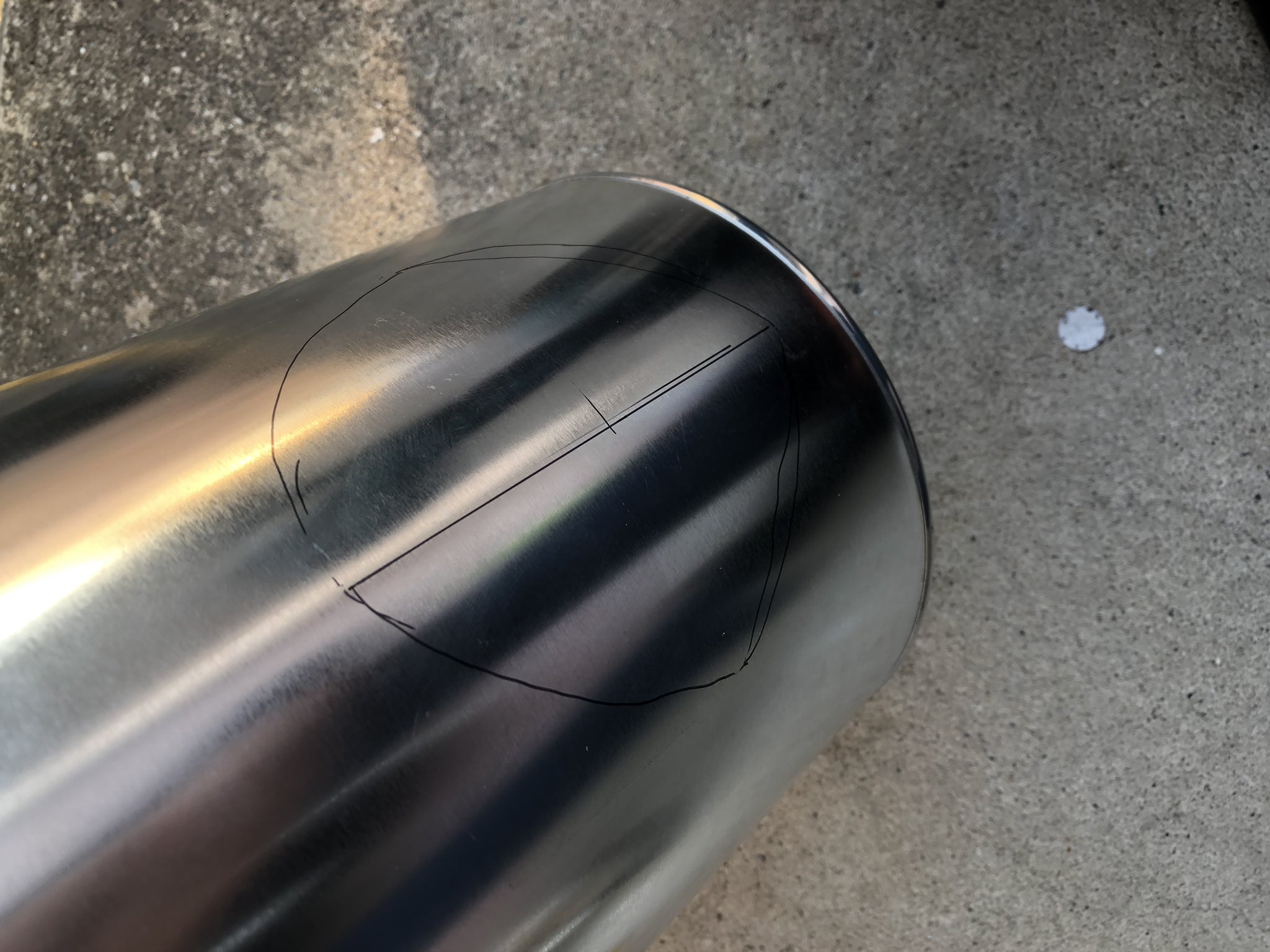 Ryo 片側だけ缶切りで蓋をかけたペンキ缶の側面に同じサイズのペンキ感が差し込めるように穴を開けます 焦らず 少しずつ 手元に注意しながら作業しましょう Diy ロケットストーブ Rocketstove ペンキ缶 十得ナイフ 板金ハサミ T Co