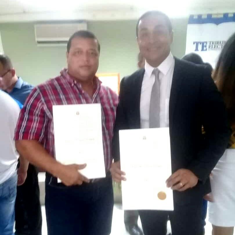Hoy recibimos por parte del <a href="/tepanama/">Tribunal Electoral</a> las credenciales que nos acreditan como Representante de #LlanoBonito junto a mi suplente Benjamin Rodriguez Gracias a Dios, a mi familia, a nuestro equipo y a mi Gran Corregimiento por permitirme seguir a su servicio! #SeguimosDejandoHuellas