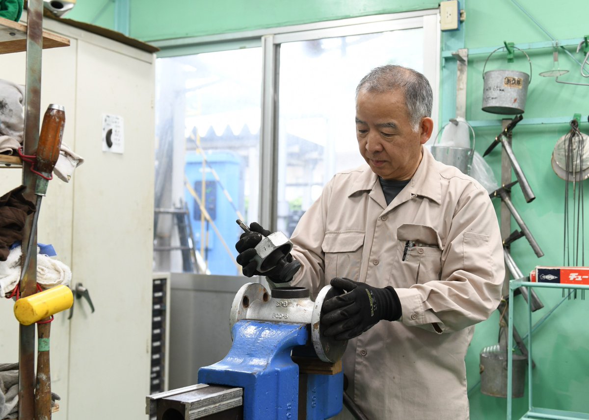 石渡 敏（いしわたさとし）さんはPWD横須賀で高圧高熱暖房装置操作工として38年勤務ののち、退職されます。石渡さんは職場の同僚から「さっちゃん」の愛称で呼ばれ、溶接技術は芸術的な達人技を持ち、緊急修理も気持ち良く速やかに対応する気さくで優しい方でした。石渡さん、お疲れ様でした！