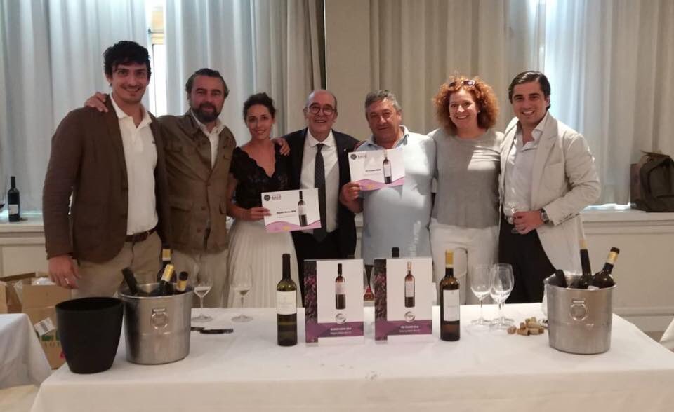 martue_nieva's tweet photo. Con Fernando Gurucharri presidente de @UECatadores y nuestro distribuidor Atem Vinos🥇🥈 Recogiendo los premios #Bacodeoro y #Bacodeplata para nuestros Pie Franco y Blanco Nieva #premiosbaco #winelovers https://t.co/ckphFfQX4A