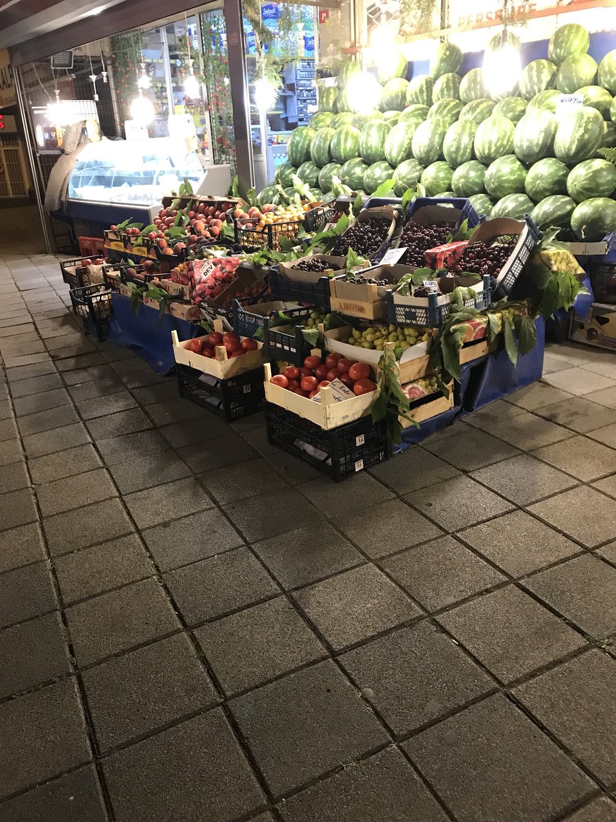 Burası Ümraniye Esenevler mah. Bir kedi yavrusu sıkışmış bu tezgahın arasına  dün gecedenberi tesadüfen  sesi duydum hala aynı yerde işletme sahibinin tezgahı bozmamak için müdahale etmeme de izin vermiyor  @ibbBeyazmasa arıyorum tlf ulaşamıyorum bu yavruyu kurtarın.