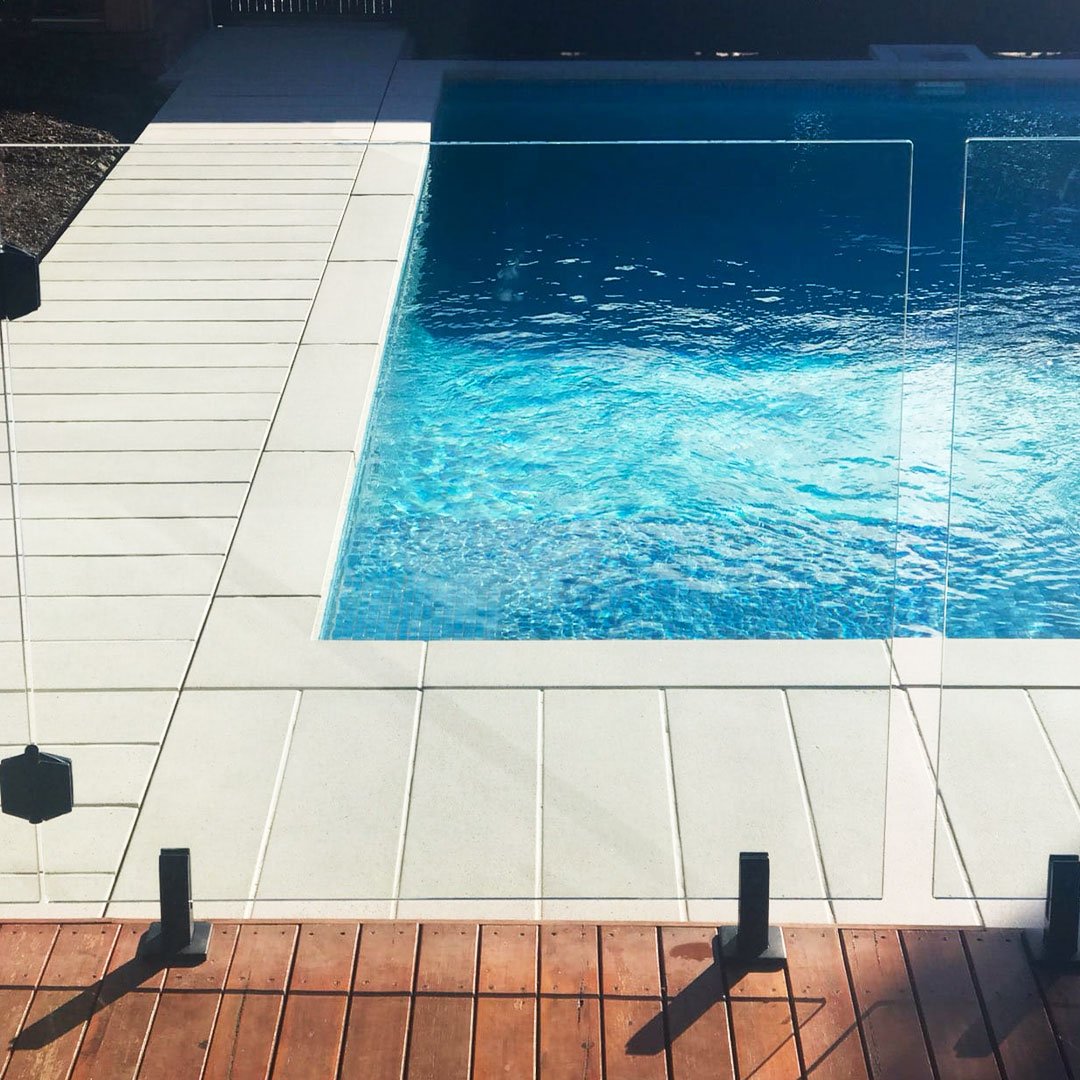 You can't go wrong with this gorgeous #colourpalette - warm timber decking, sparkling white Vega pool surrounds and the bluest of blue pools 😍💦

#beautifulproducts #pooldesign #architecturalconcrete #divein