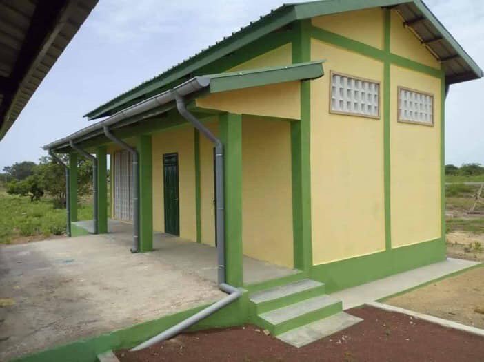 MohamedHawaTou1's tweet image. #PRAC_Agriculture : Concret !

N&apos;Zérékoré, Beyla, Kankan dotés des magasins de #stockage #multifonctions qui comportent : 

- 1 aire de séchage
- 1 atelier de décorticage
- 1 forage
- des latrines externes etc.