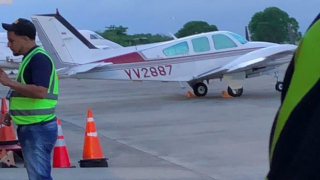 Birrilly's tweet photo. (((DETENIDOS))) #RepublicaDominicana La #DNCD detienen al piloto Claudio Di Genova y pasajeros Estela Gómez de Rodríguez y Jonnathan Luiciano del Valle Mata Figueroa (familiar de @CarlosMataCMF) pretendían sacar 1millón 300Mil$ en vuelo privado #LaRomana - #Barcelona #Venezuela https://t.co/4UFodo4zRO