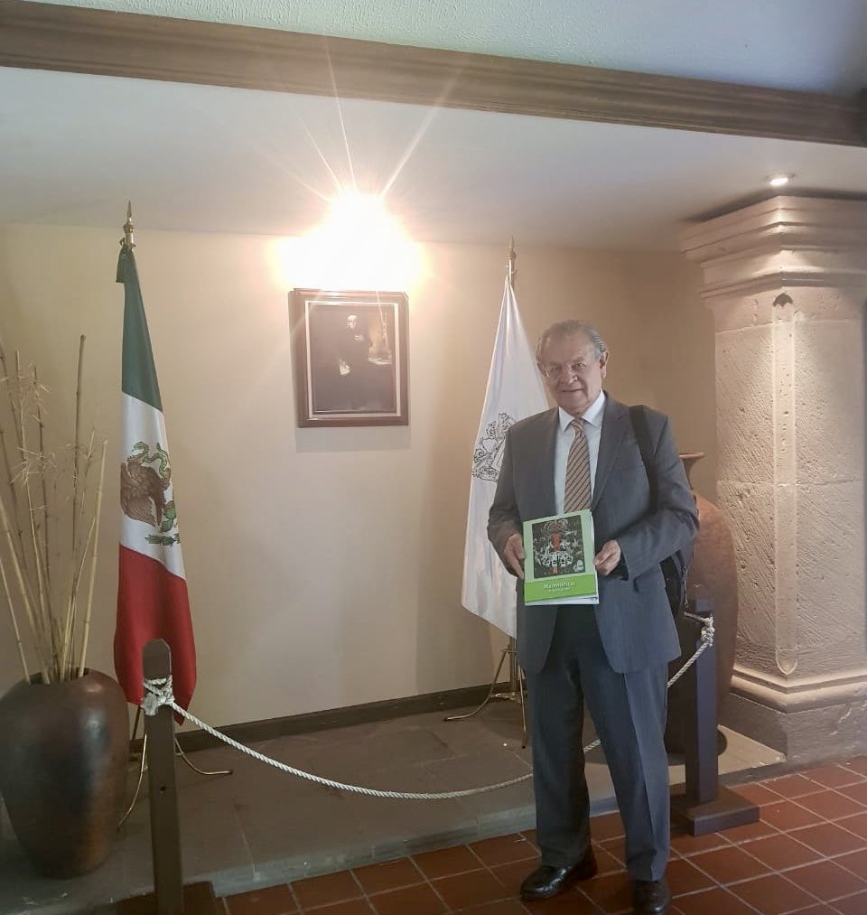 Conaliteg's tweet photo. Revisamos con el Gobernador @Silvano_A el avance en la distribución de los #LibrosDeTextoGratuitos 
Al día de hoy, han sido distribuidos más de 1 millón 700 mil libros en los 16 almacenes de la entidad, para las niñas y los niños de Michoacán. https://t.co/O7qxzuK3Fn
