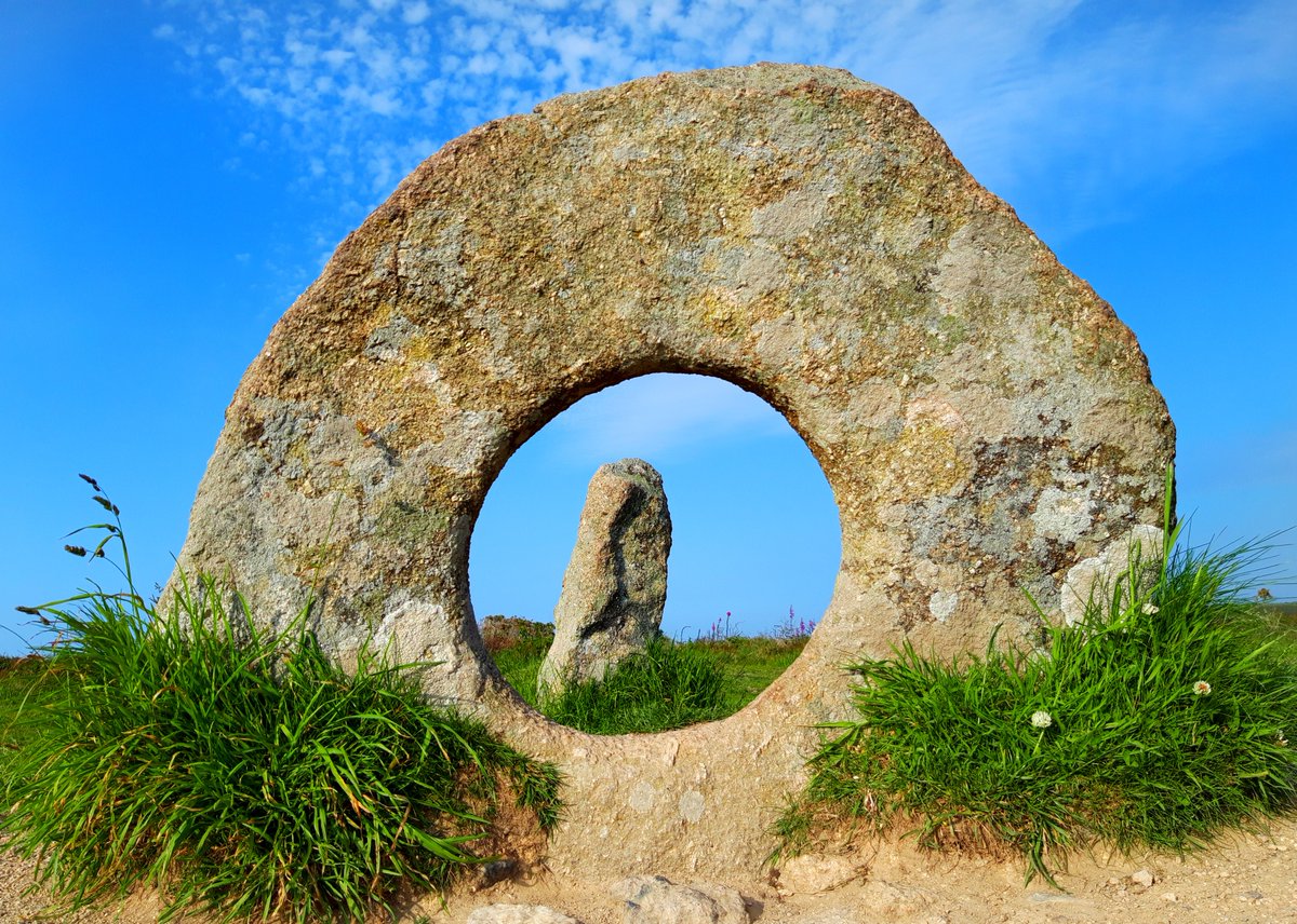 The Mên-an-Tol aka The Crick Stone.Thought to be 3-4000 years old and part of a larger stone circle once.Cures rickets*, alleviates back pain*, helps you get pregnant*, makes you look a bit stupid when you climb through it**. *Allegedly** Confirmed #PrehistoryOfPenwith