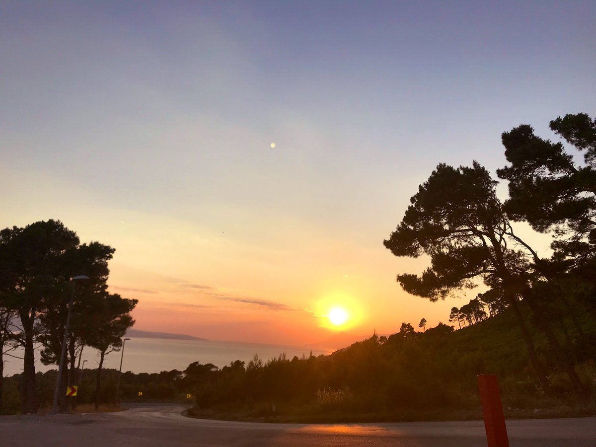 RebeccaHawkes2's tweet photo. Holiday sunsets βοΈβ€οΈ
#timetorelax #summerholiday #villawithaview #beachtime https://t.co/Ctx9OjOOpI