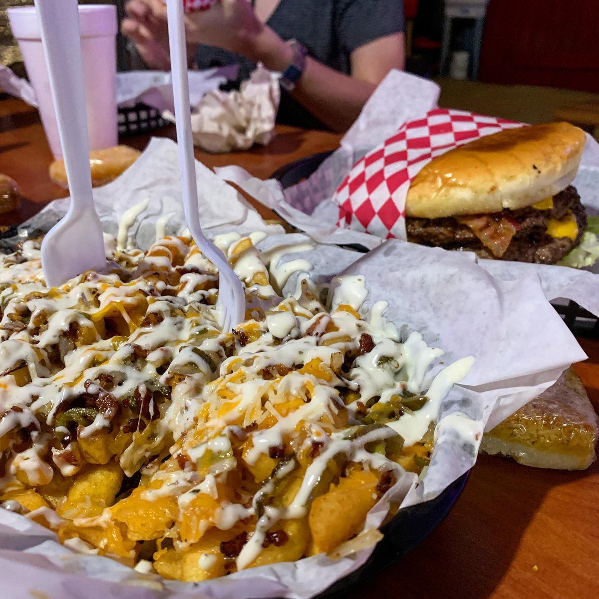 TexasBucketList's tweet photo. One of our favorite hidden gems in Bryan College Station is Top of The Hill! Amazing burgers that you have to try to Experience Bryan College Station! #thetexasbucketlist #experiencebcs #burgers https://t.co/rVTa2QFRJ1