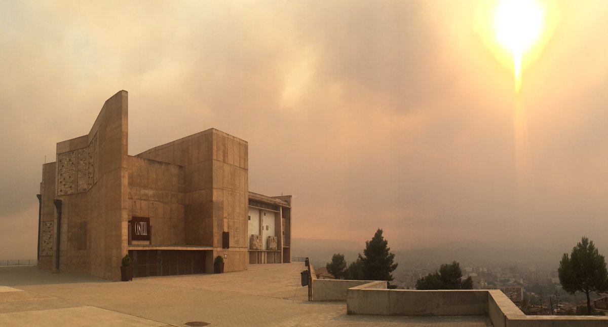 Pau23F's tweet photo. El castillo de Fraga (Huesca). Así estaba el cielo por el humo del incendio de Flix. @ElTiempoA3 @tiempobrasero #robertobrasero #eltiempoa3 #antena3 https://t.co/B5pZsvoTvC