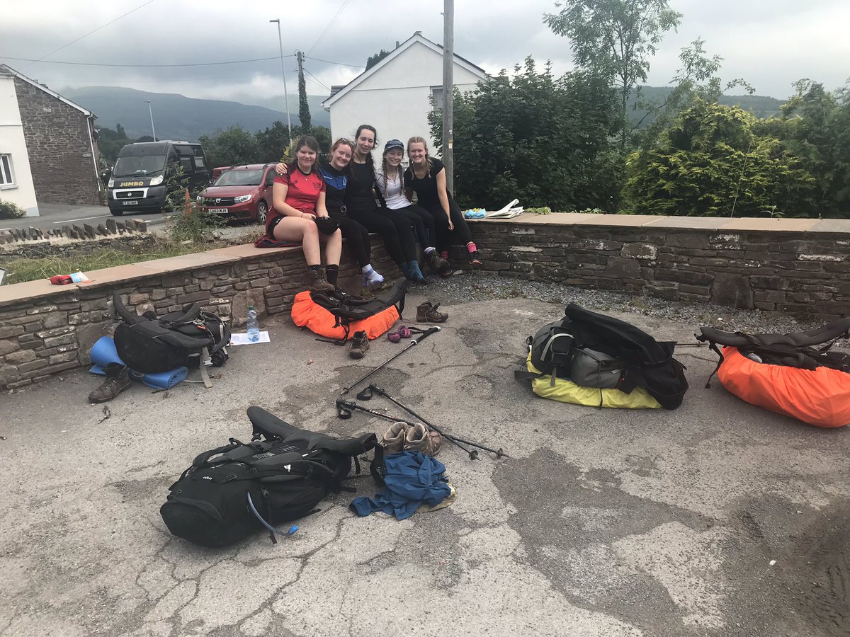 GwobrDCPlasmawr's tweet photo. Diwrnod 3 Aur - pawb yn y gwersyll ar ôl diwrnod hir o gerdded / Day 3 D of E Gold - Everyone at the campsite after along day walking #dalifynd https://t.co/Gs4fqyFUJU